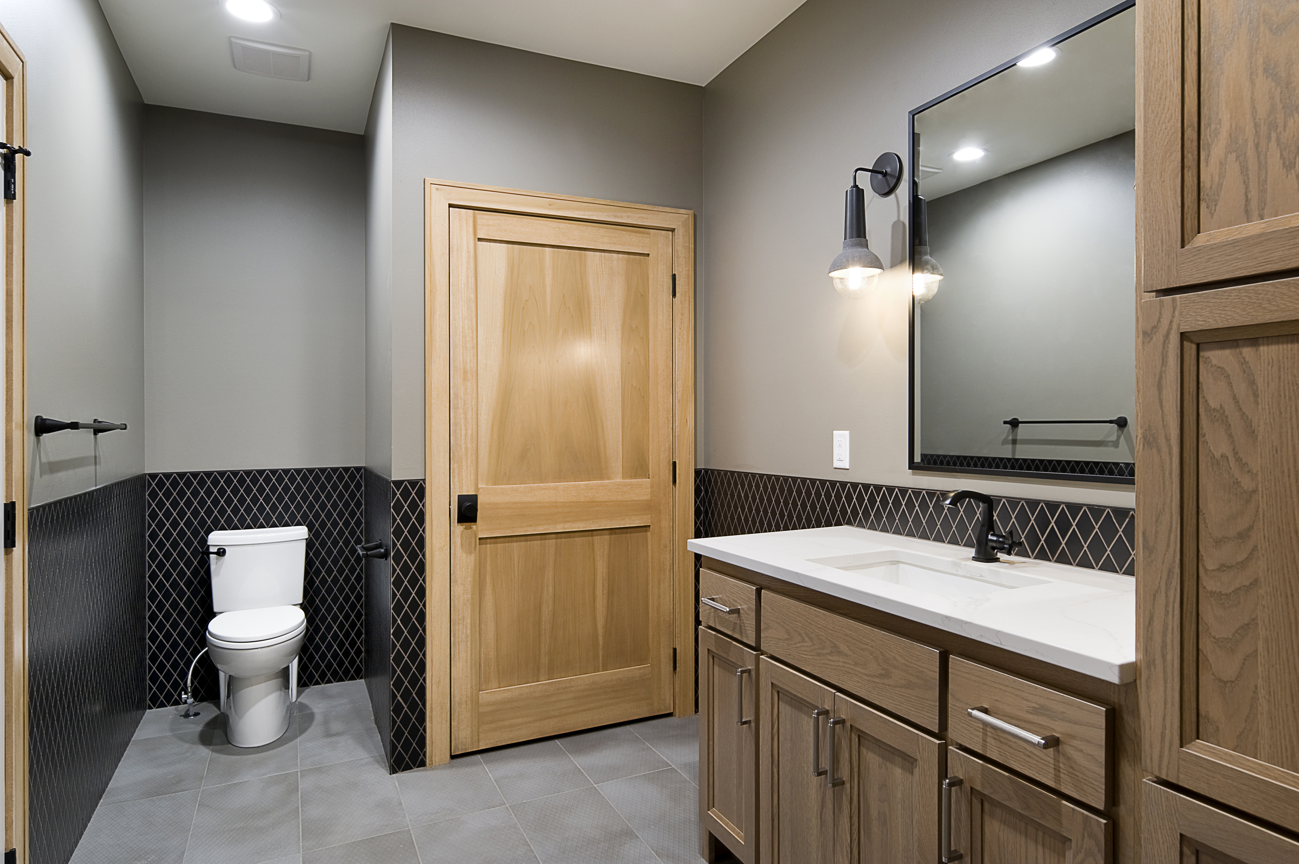 Lower Level Bath (24TW)